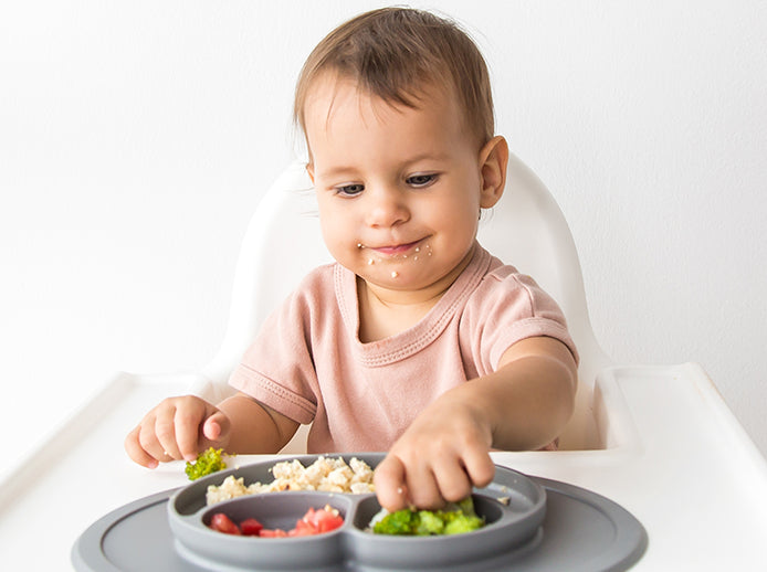 Bebé comiendo en una silla alta