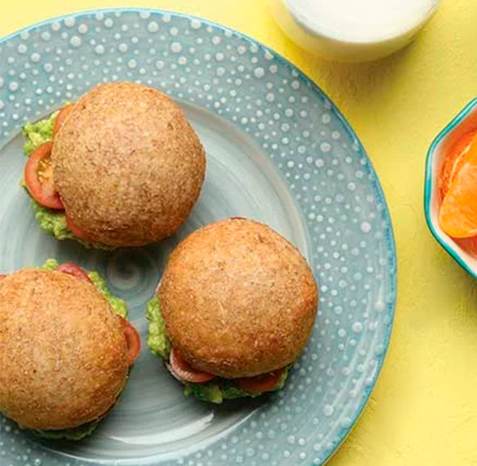 Bollo integral con aguacate y jitomate cherry + Mandarina