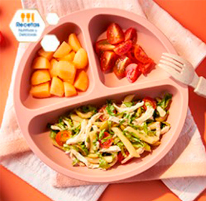 Ensalada de pollo con pasta y jitomates chery