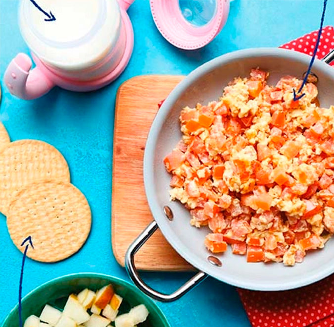 Huevo a la mexicana + pera, galletas y un vasito de Enfagrow®