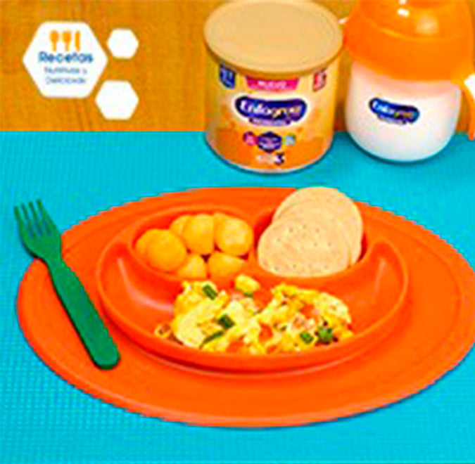 Huevo revuelto con jitomate, calabaza y brócoli, galletas + melón y un vasito de Enfagrow® Promental