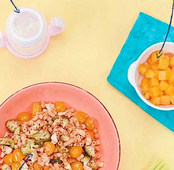 Pasta con pechuga de pavo, tomates cherry y espárragos + guayaba y un vasito de Enfagrow®