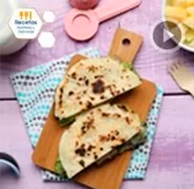 Quesadilla de champiñones con aguacate + melón y un vasito de Enfagrow®