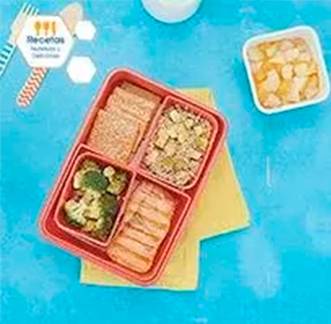 Quinoa con salmón a la plancha, brócoli y aguacate + coctel de frutas y un vasito de Enfagrow®