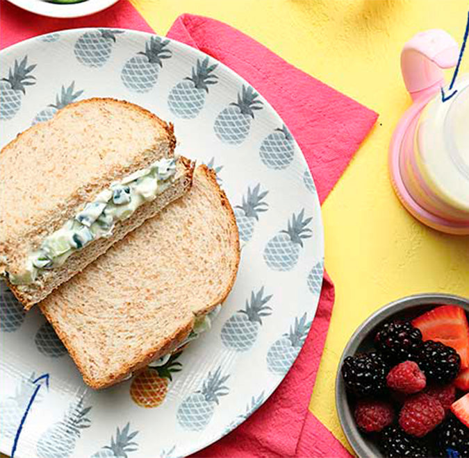 Sándwich de pepino con queso cream + Frutos rojos
