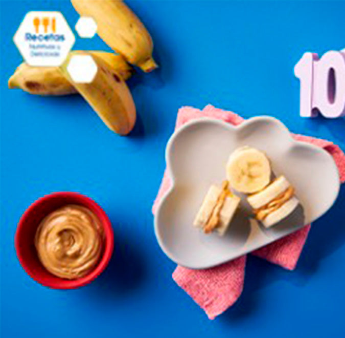 Sandwichitos de plátano y crema de almendras