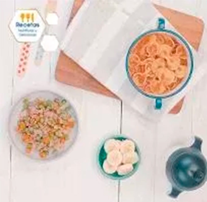 Sopita de pasta y picadillo con verduras + plátano y un vasito de Enfagrow®