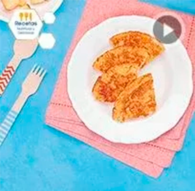 Tortillita española con calabacita y zanahoria + durazno y un vasito de Enfagrow®