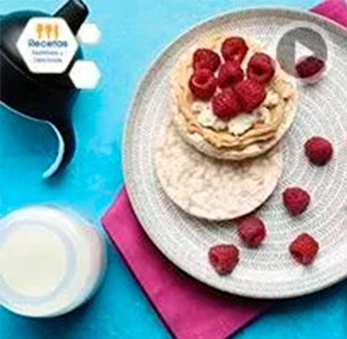 Tostadita de arroz inflado con crema de cacahuate, queso cottage y frambuesas