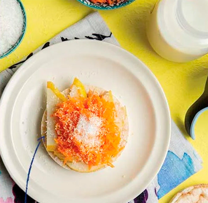 Tostadita de arroz inflado con zanahoria, coco y pera.