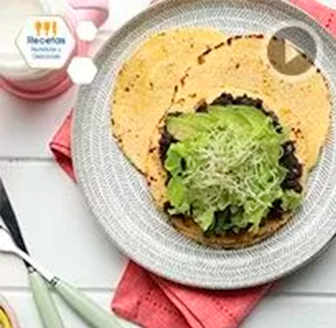 Tostadita de frijoles con lechuga, germen de alfalfa y aguacate + fresas y un vasito de Enfagrow®