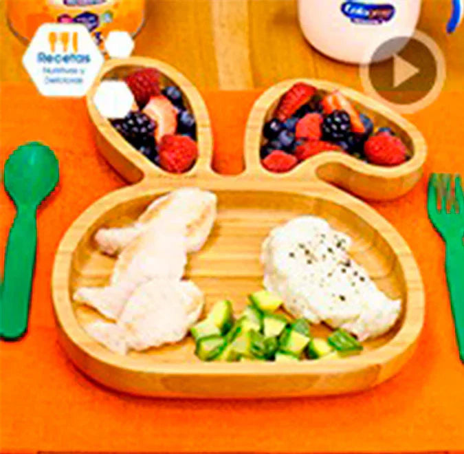 Pedacitos de filete con calabacitas, puré de papa, frutos rojos y un vasito de Enfagrow® Promental