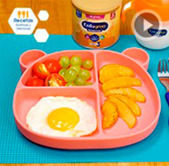 Huevo estrellado, papas gajo al horno, jitomate cherry + uvas y un vasito de Enfagrow® Promental