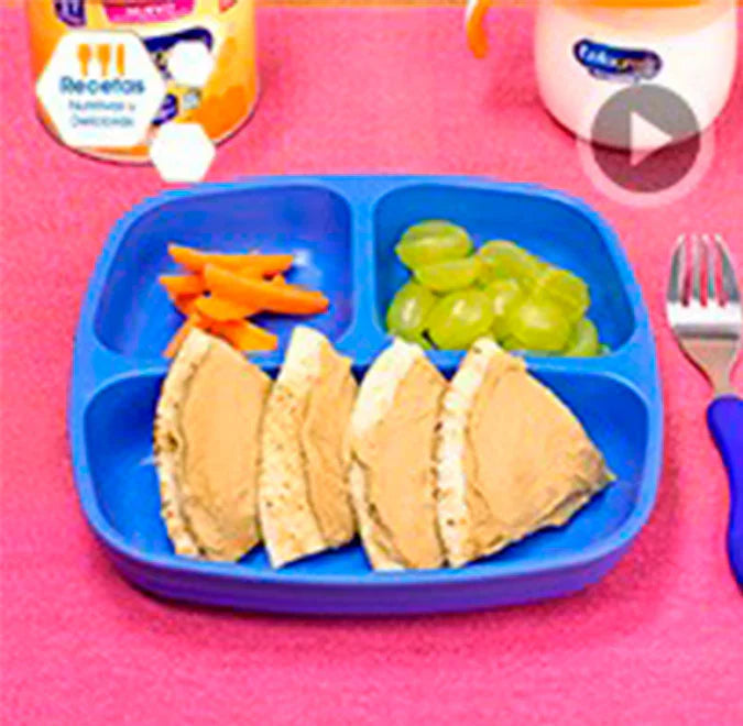 Pan pita con hummus, palitos de zanahoria + uvas y un vasito de Enfagrow® Promental