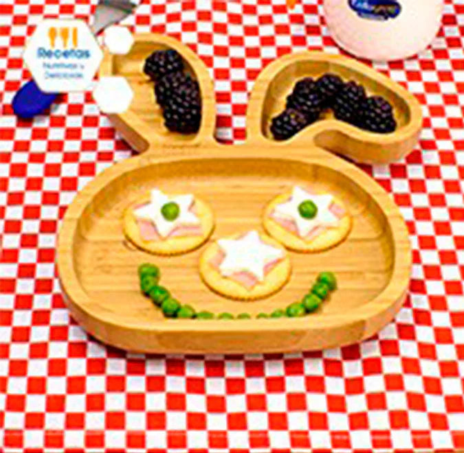 Queso panela con galletas saladas, chícharos + zarzamoras y un vasito de Enfagrow® Promental