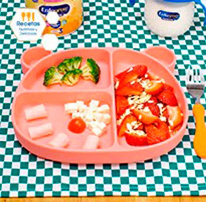 Rollitos de jamón de pavo y queso panela, brócoli + pedacitos de fresas y un vasito de Enfagrow® Promental