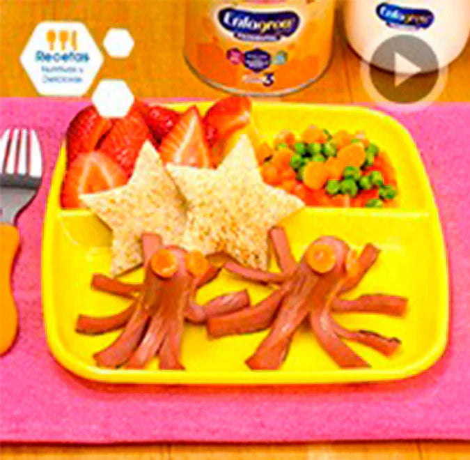 Salchicha con verduritas, una rebanada de pan + fresas y un vasito de Enfagrow® Promental