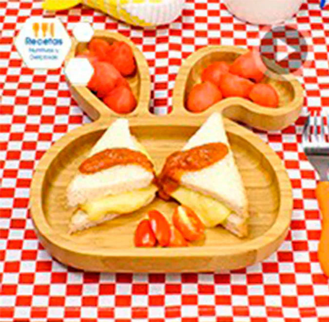 Sándwich con queso derretido con salsa de jitomate + cubitos de sandía con jitomatitos cherry y un vasito de Enfagrow® Promental