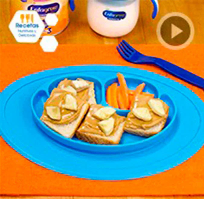 Medio sándwich de crema de cacahuate con plátano, zanahorias y un vasito de Enfagrow® Promental