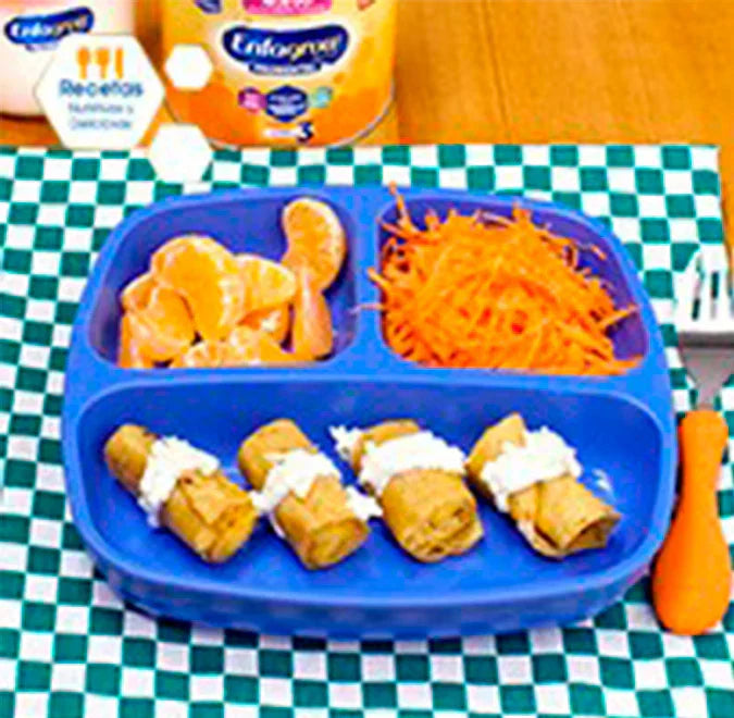 Taquito de pollo con zanahoria rallada + gajos de mandarina y un vasito de Enfagrow® Promental