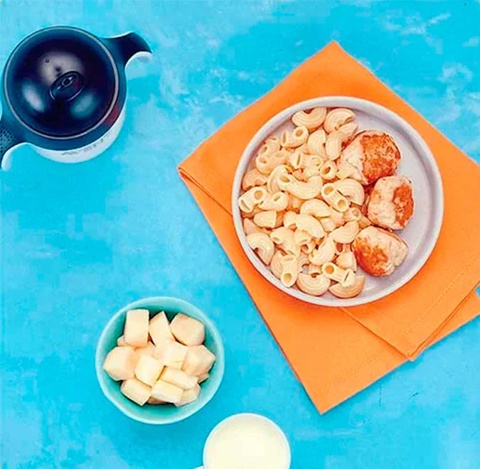 Coditos con apio a la mantequilla y tortitas de pollo + manzana con yogurt y un vasito de Enfagrow®