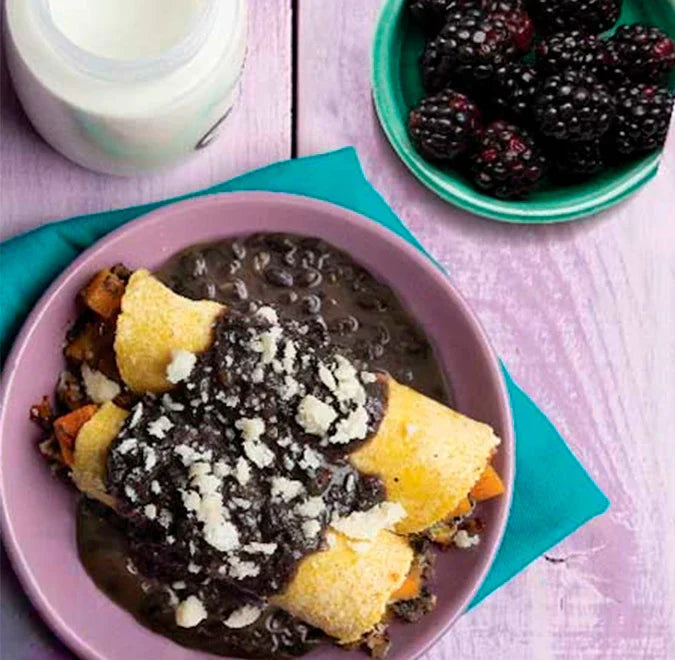 Enfrijoladas rellenas con calabaza y queso panela + moras y un vasito de Enfagrow®