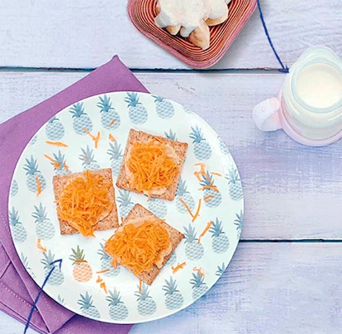 Galletas integrales con hummus y zanahoria + Plátano con crema de almendras
