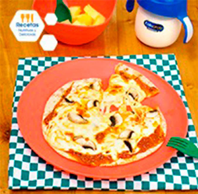 Mini pizza de pan árabe con queso derretido y champiñones + piña y un vasito de Enfagrow® Promental