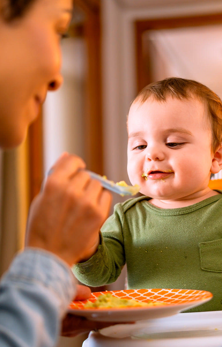 Madre alimentando a su bebé