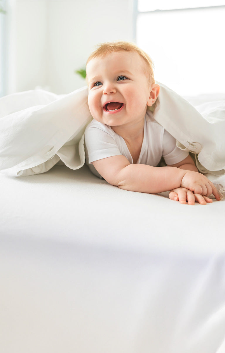 bebé en cama