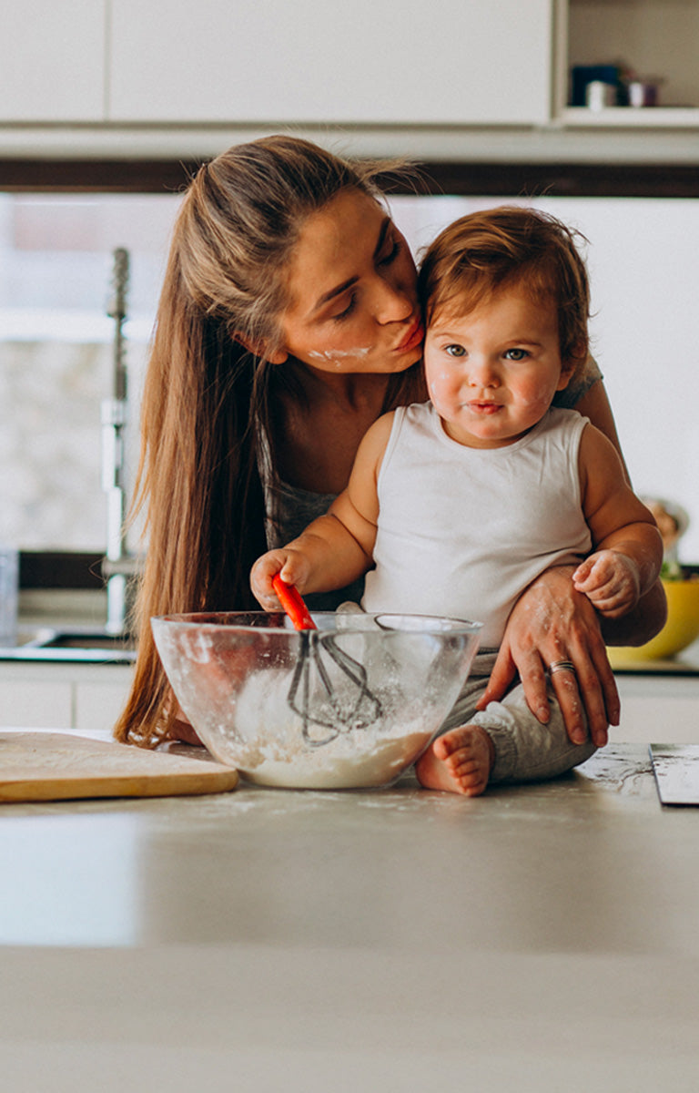 mamá cocinando con su bebé