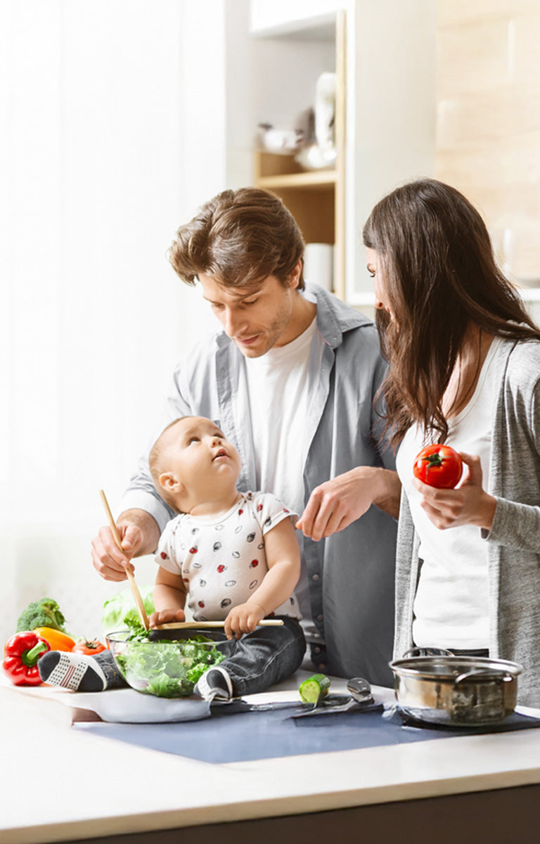 padres cocinando con su bebé