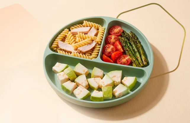 Plato infantil con pasta, pollo y vegetales